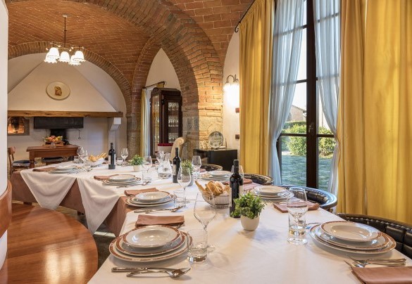 La zona giorno: la sala da pranzo al piano terra- Villa Siena