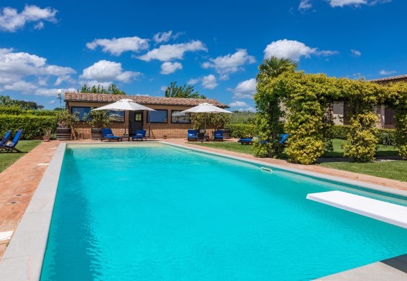 La piscina collocata nel punto più panoramico, fanno da cornice alle giornate da trascorrere nella tranquillità della campagna toscana- Villa Siena