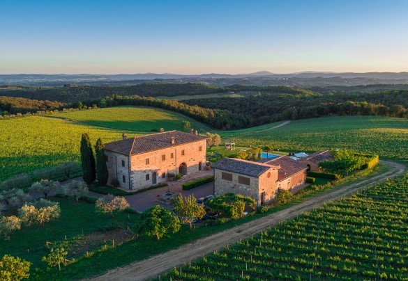 Posizione collinare nell’inconfondibile paesaggio del Chianti, sospesa tra boschi, ulivi e immensi filari di viti che si perdono all’orizzonte - Villa Siena