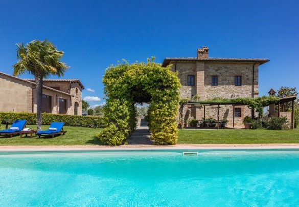  Tutt’intorno, la curata vegetazione del giardino panoramico, la suggestiva pergola ombreggiata - Villa Siena