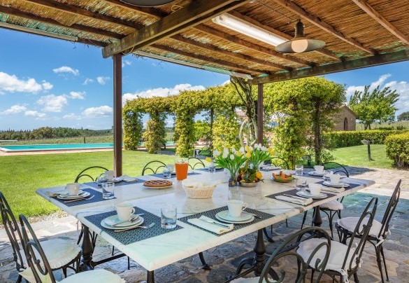  La splendida pergola panoramica avvinta da rampicanti di gelsomino, attrezzata con barbecue a gas, forno a legna e acquaio - Villa Siena