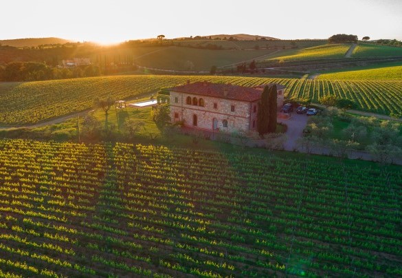 Il casale è totalmente climatizzato e dispone di cinque grandi camere da letto con bagno privato- Villa Siena