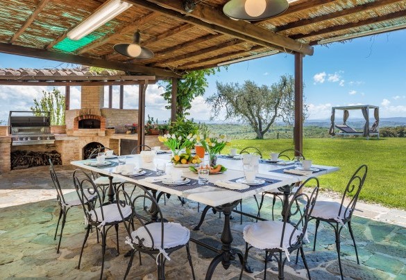 La pergola è il punto ideale per mangiare all’aperto o rilassarsi all’ombra, con la complicità di un contesto di quiete garantita- Villa Siena