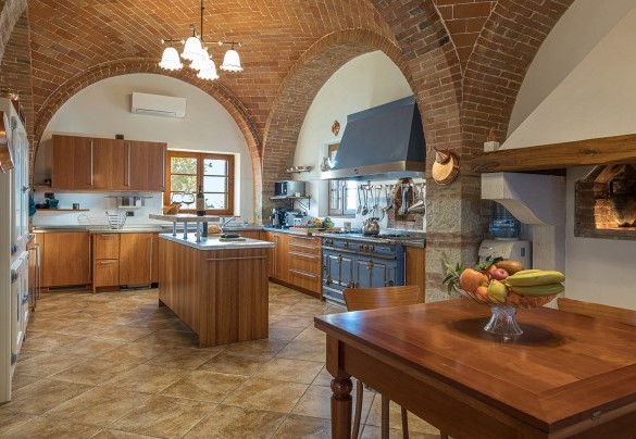 La cucina con isola centrale al piano terra- Villa Siena