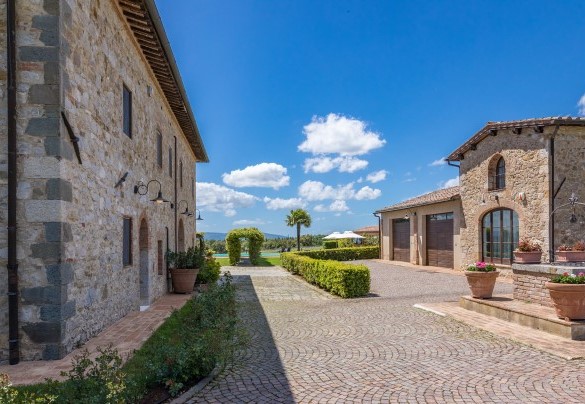 The house is located in an independent position in the prestigious setting of the Tenuta Tolaini - Villa Siena