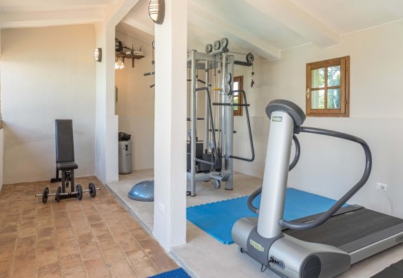 Palestra con macchina multifunzione tapis roulant ellittica e pesi - Villa Siena