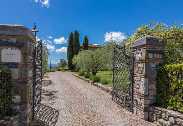 A disposizione ci sono due aree parcheggio, di cui una nelle comode adiacenze dell’ingresso principale- Villa Siena