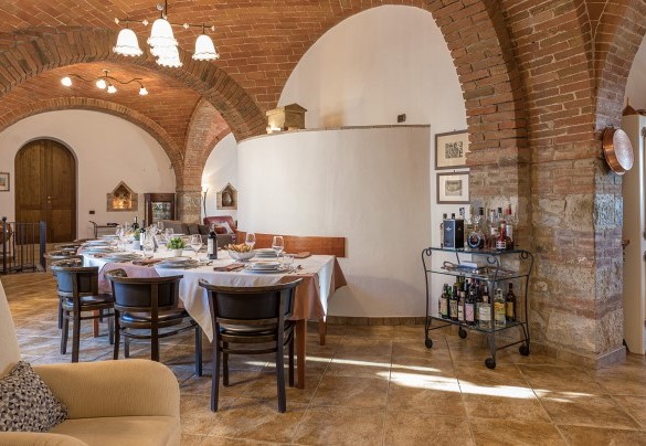 La zona giorno: la sala da pranzo al piano terra- Villa Siena