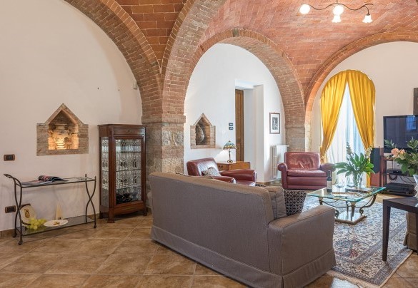 La zona giorno con il salotto al piano terra- Villa Siena