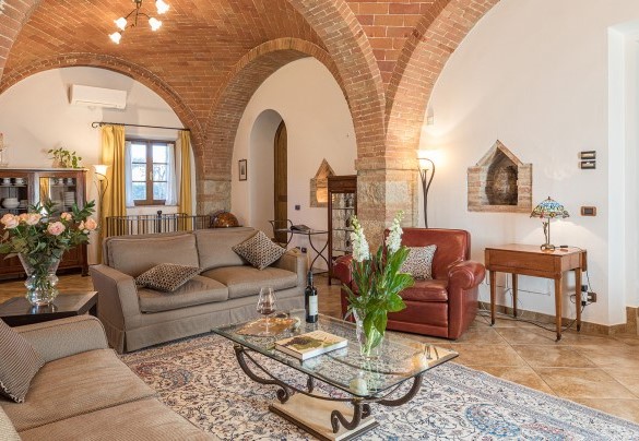 La zona giorno con il salotto al piano terra- Villa Siena