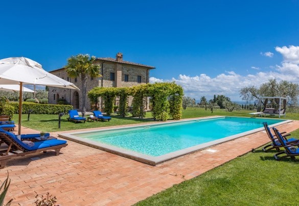 Posizione collinare nell’inconfondibile paesaggio del Chianti, sospesa tra boschi, ulivi e immensi filari di viti che si perdono all’orizzonte - Villa Siena