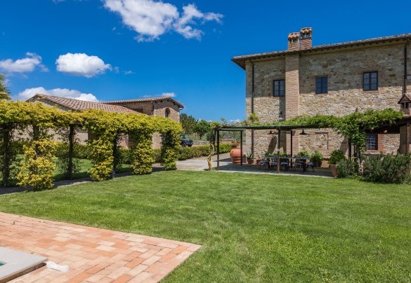 Il parco (parzialmente recintato) si inserisce all’interno della Tenuta Tolaini, ed è costituito da un curatissimo e verde giardino - Villa Siena