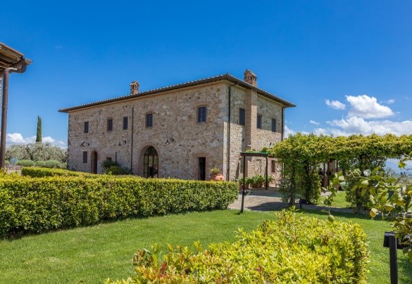 Siamo a pochi chilometri da Siena e dal borgo di Castelnuovo Berardenga, e i dintorni offrono un corollario impareggiabile di mete da esplorare- Villa Siena