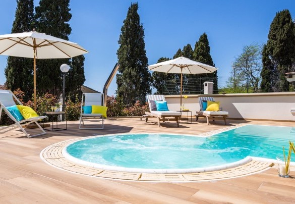 Infinity pool with solarium area, immersed in the immense garden of the villa - Villa Sole al Molino a Vento 8