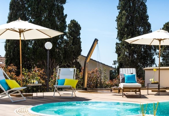 Infinity pool with solarium area, immersed in the immense garden of the villa - Villa Sole al Molino a Vento 8