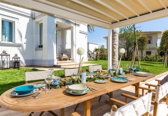 Outdoor table for breakfast, lunch and dinner outdoors - Villa Sole al Molino a Vento 8