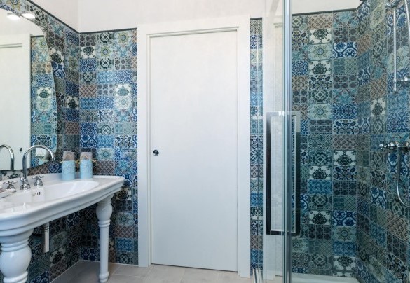 Bathroom n2 with shower, serving rooms n2 and n3, first floor - Villa Sole a Molino a Vento 8