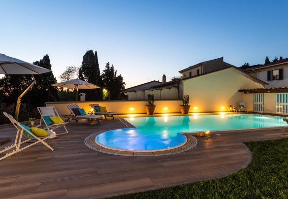 Infinity pool with solarium area, immersed in the immense garden of the villa - Villa Sole al Molino a Vento 8