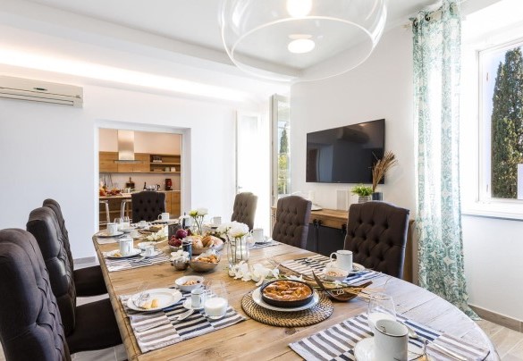 Elegant dining room with direct access to the outside - Villa Sole al Molino a Vento 8