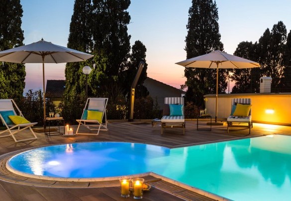 Infinity pool with solarium area, immersed in the immense garden of the villa - Villa Sole al Molino a Vento 8