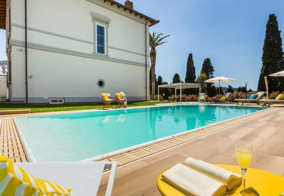 Infinity pool with solarium area, immersed in the immense garden of the villa - Villa Sole al Molino a Vento 8