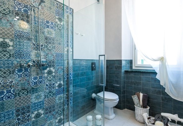 Bathroom n2 with shower, serving rooms n2 and n3, first floor - Villa Sole a Molino a Vento 8