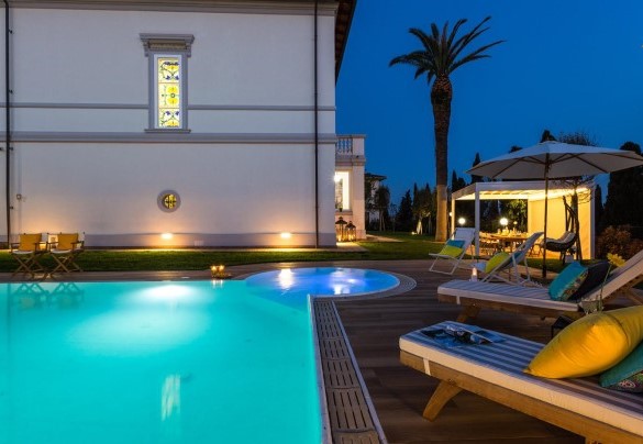 Infinity pool with solarium area, immersed in the immense garden of the villa - Villa Sole al Molino a Vento 8