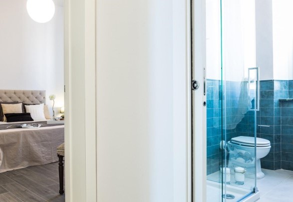 Bathroom n2 with shower, serving rooms n2 and n3, first floor - Villa Sole a Molino a Vento 8