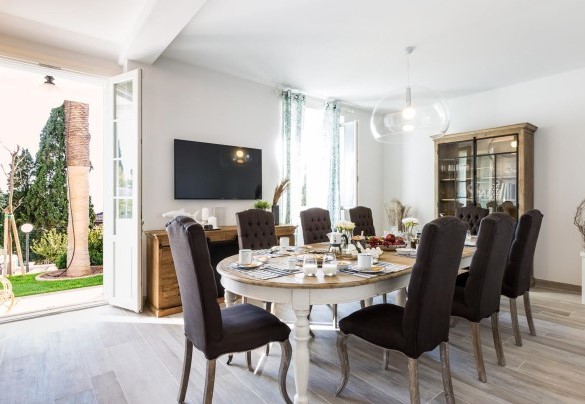 Elegant dining room with direct access to the outside - Villa Sole al Molino a Vento 8