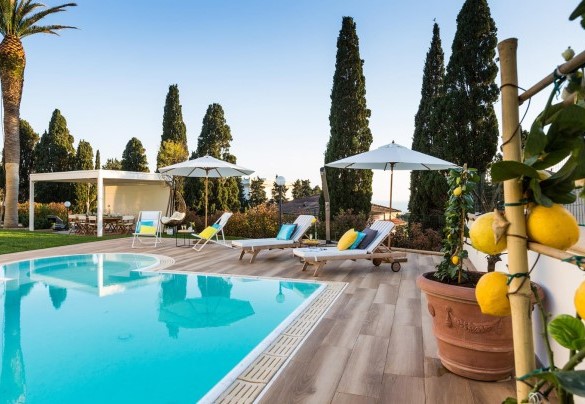 Infinity pool with solarium area, immersed in the immense garden of the villa - Villa Sole al Molino a Vento 8