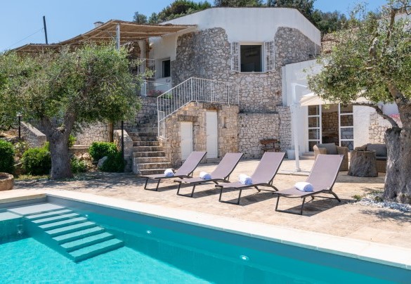 Pool area attrezzata tra gli ulivi – Villa Soleluna