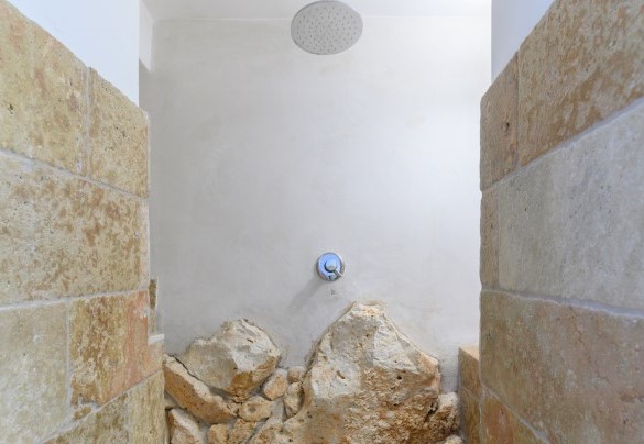 Doccia in pietra in bagno en-suite n.3 -Villa Soleluna