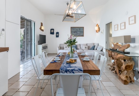 Sala da pranzo con magnifico tavolo in legno di ulivo- Villa Soleluna