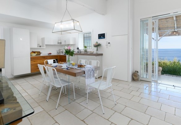 La cucina principale con angolo tavolo da pranzo e fantastica vista mare - Villa Soleluna