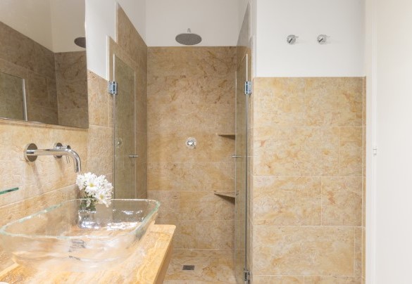 Bagno en-suite n.1 della camera padronale con elegante lavabo in cristallo e doccia in marmo - Villa Soleluna