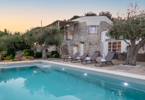 Pool area attrezzata – Villa Soleluna