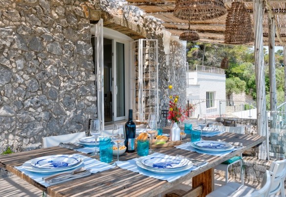 Tavolo esterno sotto il pergolato – Villa Soleluna