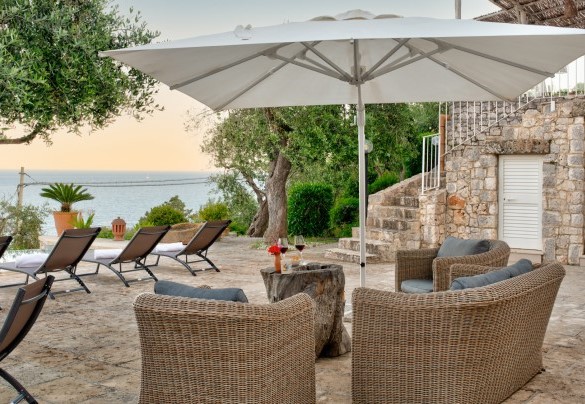 Salottino della dependance vista mare al tramonto - Villa Soleluna