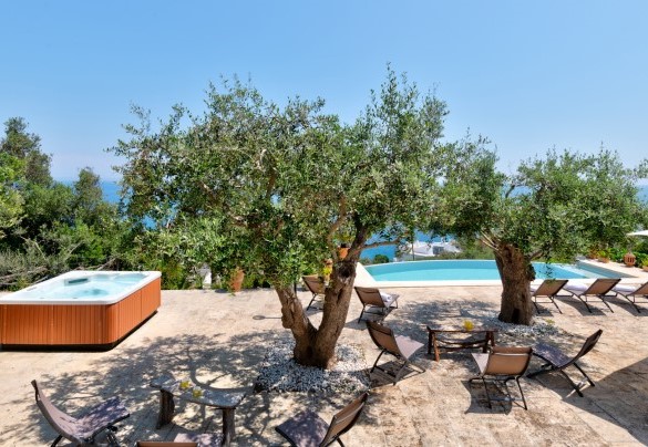 Terrazza attrezzata con piscina e Jacuzzi – Villa Soleluna