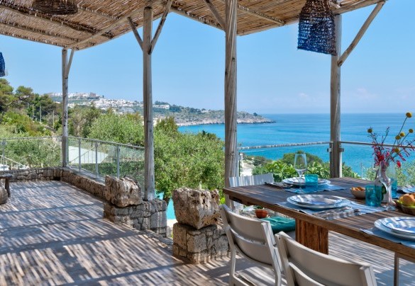 Terrazza attrezzata vista mare con comodo tavolo da pranzo -Villa Soleluna