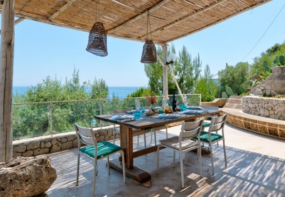 Tavolo da pranzo esterno con vista sul mare di Castro- Villa Soleluna 
