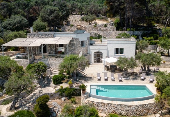 Panorama frontale della villa con la sua piscina e i tipici muretti a secco - Villa Soleluna
