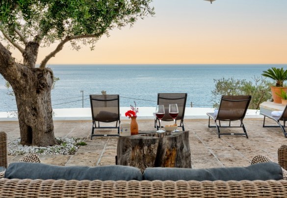 Salottino della dependance vista mare al tramonto - Villa Soleluna