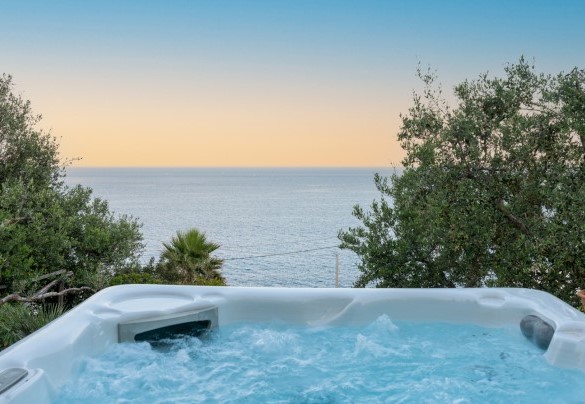 Vasca Jacuzzi vista mare di Castro -Villa Soleluna