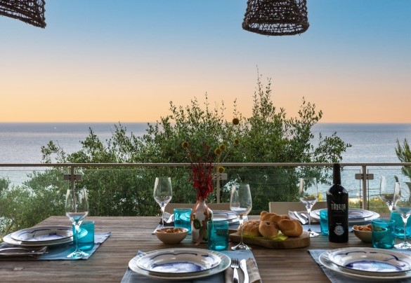 Vista mare al tramonto dal patio attrezzato con tavolo – Villa Soleluna