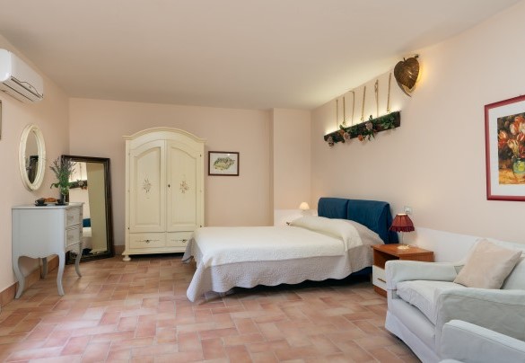 Camera matrimoniale con bagno en suite al  piano seminterrato  - Villa Sorripa