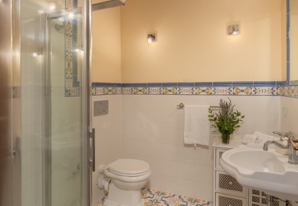 Bagno con doccia al piano terra - Villa Sorripa