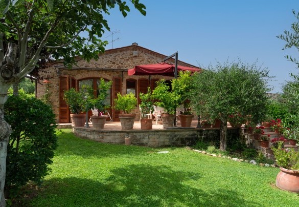 Il giardino si presenta curatissimo e raccolto tutto intorno al casale - Villa Sorripa