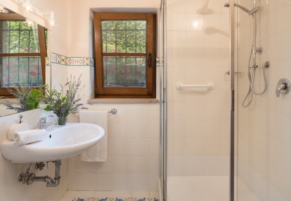Bagno con doccia en suite della camera matrimoniale al piano seminterrato - Villa Sorripa
