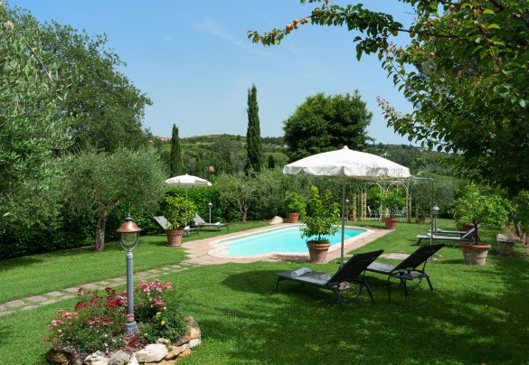 L'area solarium a prato corredata di lettini, sdraio, tavolini ed ombrelloni - Villa Sorripa